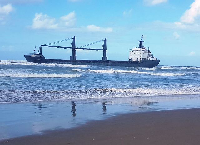 Корабль, застрявший возле побережья Кирьят-Яма, будет отбуксирован в порт Хайфы