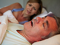 Храп и нарушение дыхания во сне увеличивают риск возникновения болезни Альцгеймера