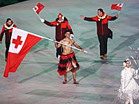 Спортсмен из Тонга поразил всех, выйдя на церемонию открытия олимпиады с полуголым торсом