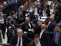 Изгнание арабских депутатов из зала пленарных заседаний Кнессета во время выступления Майка Пенса. Юсуф Джабарин справа