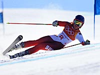 Горные лыжи. Швейцарская красавица вылетела с трассы и врезалась в фотографа
