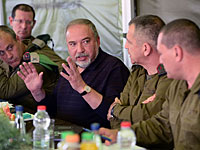 Министр обороны посетил дивизию Газа и навестил в больнице раненых солдат