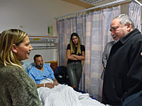 Министр обороны посетил дивизию Газа и навестил в больнице раненых солдат  