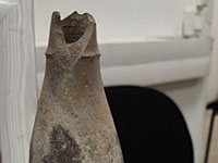 Во время обыска рутинного обыска полицейские обнаружили древний кувшин