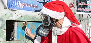Демонстрации накануне Рождества: мирный Санта Клаус и топоры Газы. Фоторепортаж