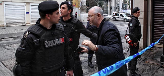 Турецкие СМИ: взорвавшийся в Стамбуле смертник "вел" израильскую группу от отеля

