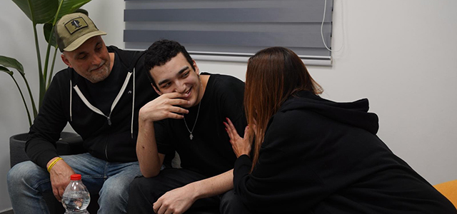 ЦАХАЛ опубликовал видео встречи Идана Александра с родителями