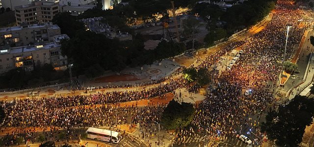 Акция с призывом освободить заложников в центре Тель-Авива: заявлены сотни тысяч участников