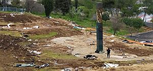 Через неделю после открытия в Иерусалиме монумента "Свеча памяти": территория не благоустроена. ФОТО