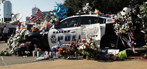 В Далласе почтили память убитых полицейских. Фоторепортаж