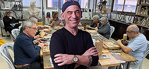 "Последний учитель" Саша Галицкий: как резьба по дереву помогает пережившим "черную субботу"