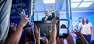 "Бибибус": Нетаниягу за стеклом – общение с избирателями. Фоторепортаж