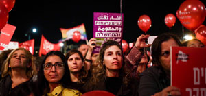 Десятки тысяч женщин участвуют в митинге на площади Рабина 