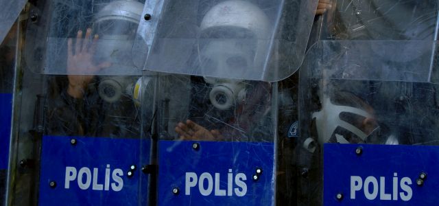 Полиция взяла штурмом офис турецкой газеты Zaman