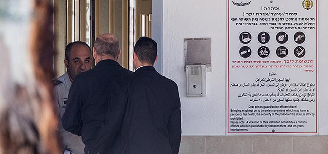 Эхуд Ольмерт начал отбывать наказание в тюрьме "Маасиягу"
