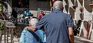 Ynet: пособие по старости выросло на 43 шекеля, зарплаты чиновников – на тысячи