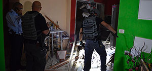Полиция и спасатели не заметили погибшего и раненую в разрушенном доме в Ашкелоне

