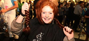 Израильтянки жертвуют косы на парики детям, перенесшим рак