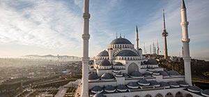 В Стамбуле открылась крупнейшая мечеть Турции. Фоторепортаж
