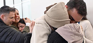 Опубликованы видео встреч освобожденных заложниц с родителями