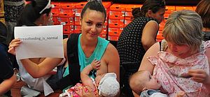 В магазине Nike состоялся флешмоб кормящих матерей. ФОТО