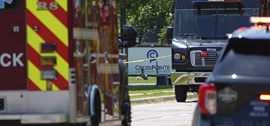 В Мичигане автомобиль врезался в здание еврейского центра, сообщается о стрельбе