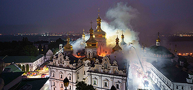 Киево-Печерская лавра в огне после российского удара. Фоторепортаж