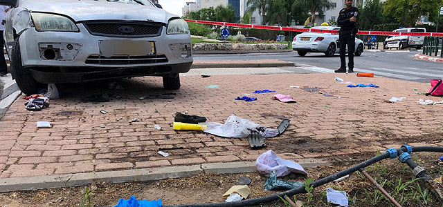 В Кирьят-Гате машина въехала на тротуар, сбив семью из четырех человек