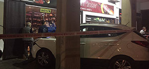 В центре Тель-Авива водитель протаранил несколько автомобилей и въехал в витрину магазина