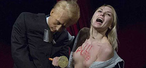 Суд оштрафовал активистку FEMEN за порчу восковой фигуры Путина