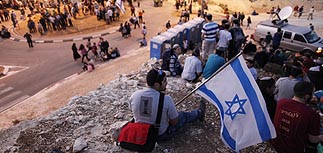 Многотысячный марш в зоне Е-1: "Израиль - евреям"
