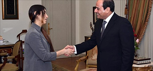 Президент Египта пожал руку освобожденной сексуальной рабыне "Исламского государства"