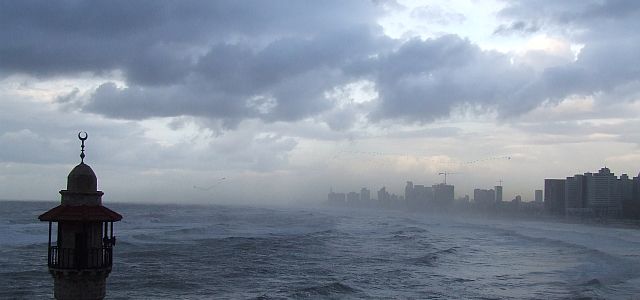 Зимний шторм в Израиле: волны более 6 метров