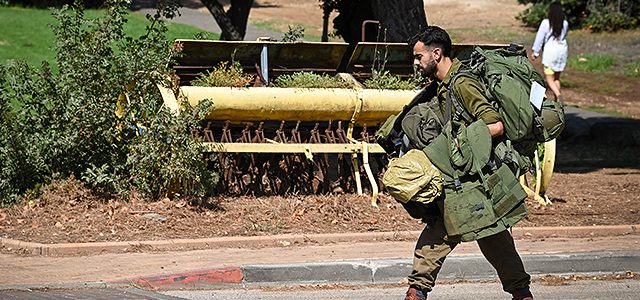 ЦАХАЛ призывает десятки тысяч резервистов, некоторые отправятся на седьмой срок за войну