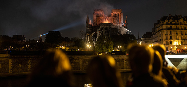 "Непреднамеренный" пожар в соборе Парижской Богоматери
