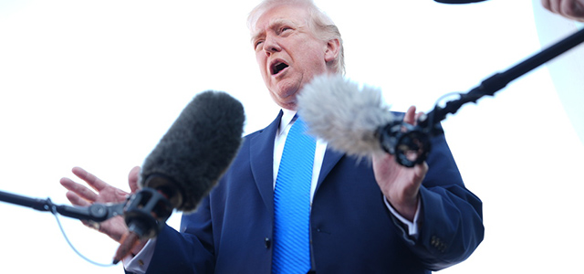 Трамп: "Переговоры с Ираном проходят прекрасно, Ормузский пролив мы будем контролировать сообща"