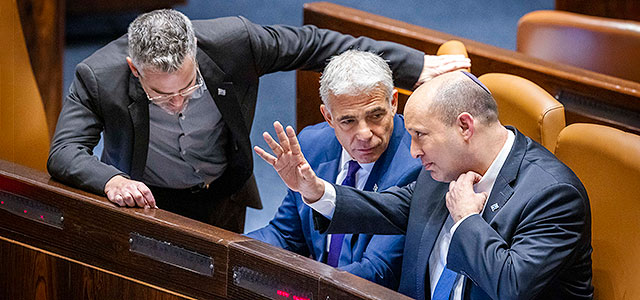 Политический хаос: министры утверждают спорные законы, оппозиция блокирует роспуск Кнессета