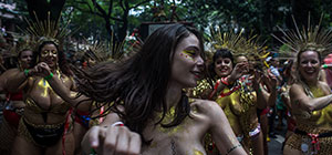 Первый день бразильского карнавала: обнаженные под дождем. Фоторепортаж
