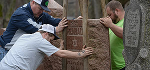 Добровольцы восстанавливают еврейское кладбище в Миссури, разрушенное вандалами