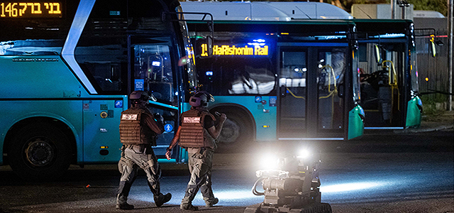 За 450 шекелей: предъявлены обвинения жителю Холона, который привез террориста с бомбой