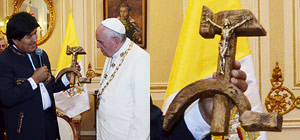 Папа Римский получил в Боливии "Христа, распятого на серпе и молоте"