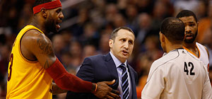 Скандал в НБА: Леброн Джеймс толкнул Дэвида Блатта во время матча