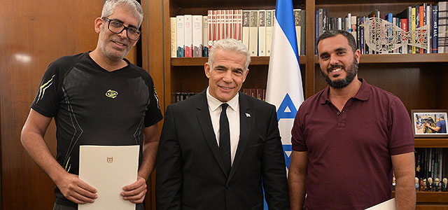 Яир Лапид встретился с двумя израильтянами, обезвредившими террориста в Иерусалиме