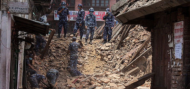 Премьер-министр Непала: число жертв землетрясения может достичь 10 тысяч