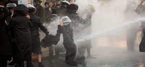 "Религиозные войны": холодная вода против горячего протеста. Фоторепортаж