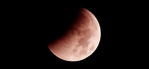 "Кровавая Луна": самое долгое затмение столетия. Фоторепортаж