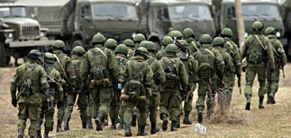 Российские военные разоружают украинскую армию в Крыму