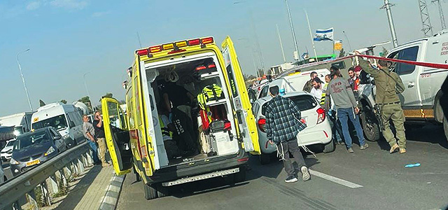 Теракт на перекрестке Гуш-Эцион: погиб мужчина, трое ранены