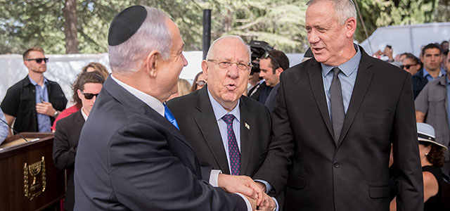 "Ликуд" и "Кахоль Лаван" начинают переговоры и сомневаются в успехе
