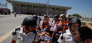 "Землетрясение" в Кнессете: эвакуация раненых депутатов. Фоторепортаж